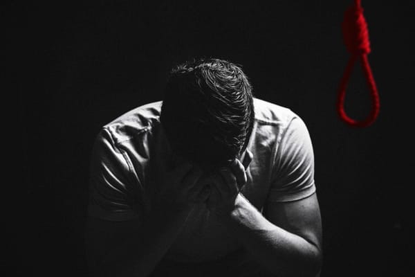 Czy mężczyźni odbierają sobie życie 7 razy częściej niż kobiety? Tłumaczymy problemy ze statystykami